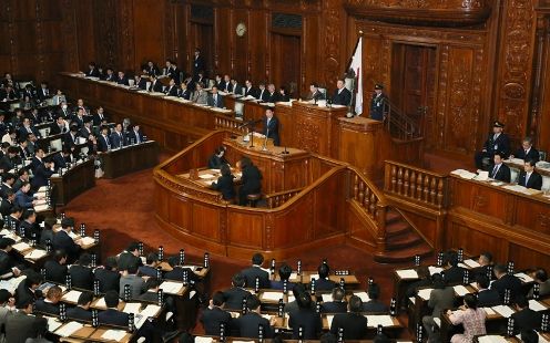 Photograph of the Prime Minister answering questions at the plenary session of the House of Representatives (2)