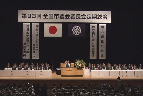 Photograph of the Prime Minister delivering an address (2)