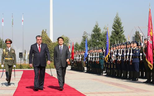 Photograph of the welcome ceremony at the Palace of the Nation