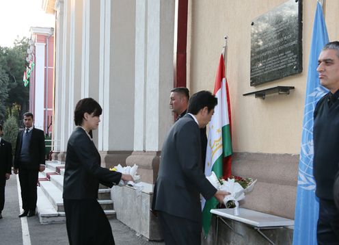 Photograph of the Prime Minister offering flowers at the plaque honoring Dr. Yutaka Akino of UNMOT and other members of the UN