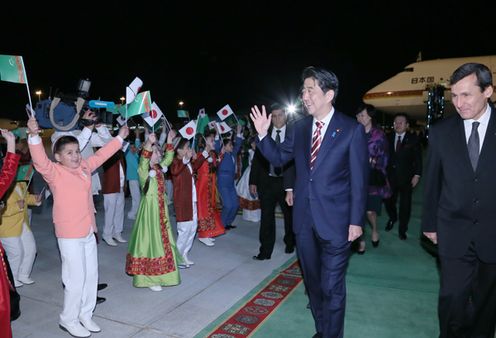 Photograph of the Prime Minister arriving in Turkmenistan