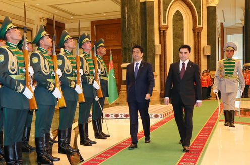 Photograph of the welcome ceremony at the Presidential Palace