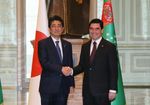Photograph of the Prime Minister shaking hands with the President of Turkmenistan