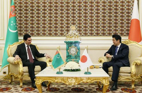 Photograph of the Japan-Turkmenistan Summit Meeting (smaller meeting)