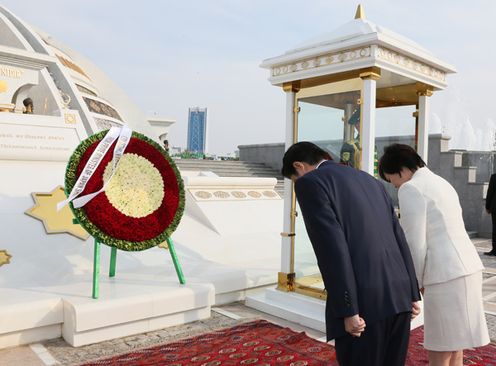Photograph of the Prime Minister offering flowers at the Monument of Independence