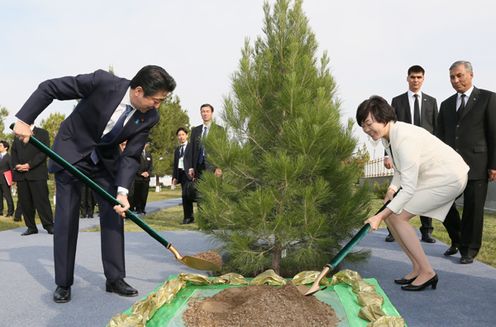 Photograph of the Prime Minister planting a tree at the Monument of Independence