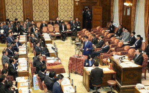 Photograph of the Prime Minister answering questions at the meeting of the Budget Committee of the House of Representatives (2)