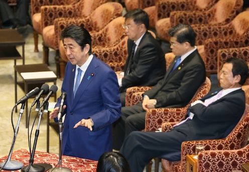 Photograph of the Prime Minister answering questions at the meeting of the Budget Committee of the House of Representatives (1)