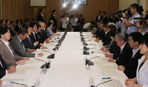 Photograph of the Prime Minister attending the meeting (2)