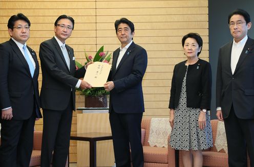 Photograph of the Prime Minister receiving the proposal