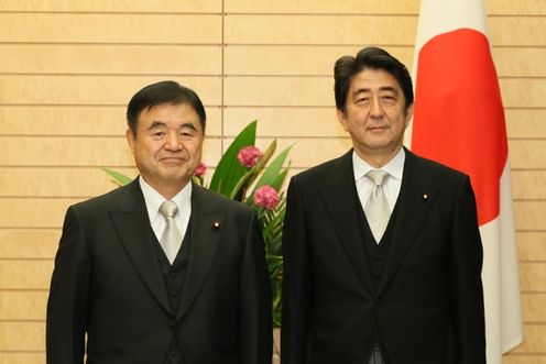 Photograph of the Prime Minister attending a photograph session with the newly appointed Minister Endo (1)