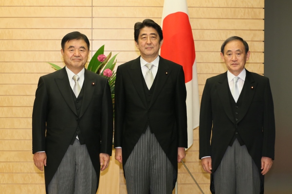Photograph of the Prime Minister attending a photograph session with the newly appointed Minister Endo (2)