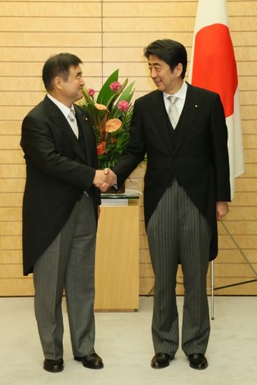 Photograph of the Prime Minister shaking hands with Minister Endo