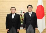 Photograph of the Prime Minister attending a photograph session with the newly appointed Minister Kajiyama (1)