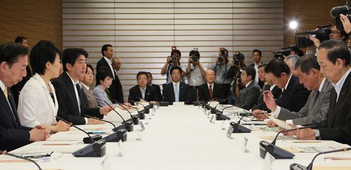 Photograph of the Prime Minister making a statement (2)