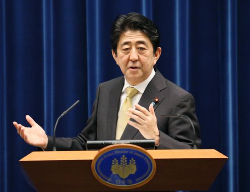 Photograph of the Prime Minister holding the press conference (2)