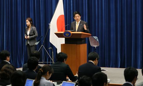 Photograph of the Prime Minister holding the press conference (3)