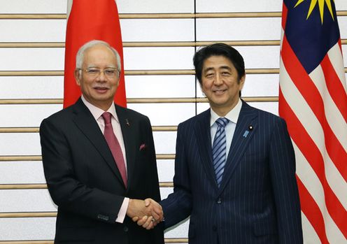 Photograph of the leaders shaking hands before the meeting