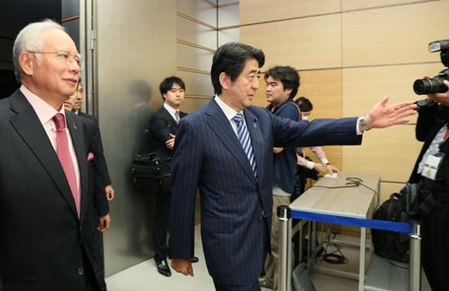 Photograph of the leaders about to attend the joint press announcement