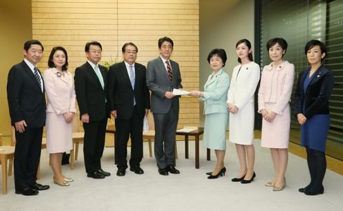 Photograph of the Prime Minister receiving the proposal (2)