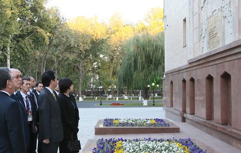 Photograph of the Prime Minister visiting the Navoi Theater