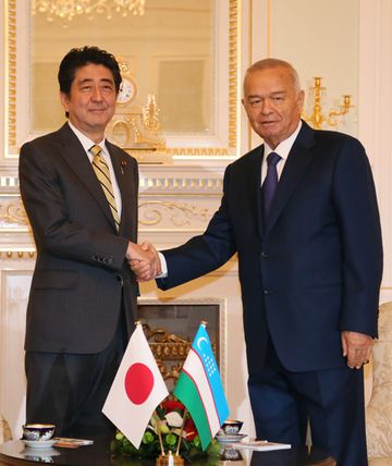 Photograph of the Prime Minister shaking hands with the President of Uzbekistan