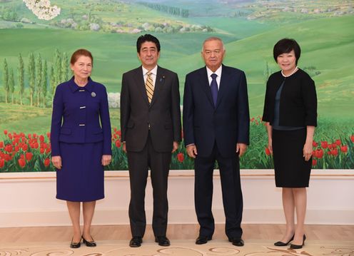 Photograph of the commemorative photograph session ahead of the welcome ceremony