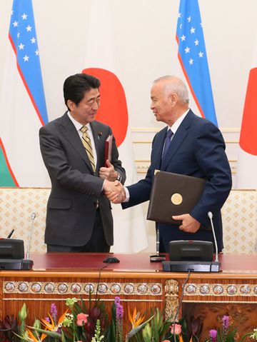 Photograph of the leaders shaking hands after the signing ceremony