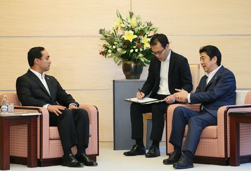 Photograph of the Prime Minister receiving the courtesy call (2)