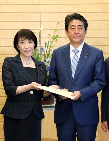 Photograph of the Prime Minister receiving the proposal