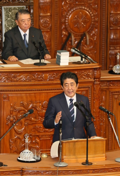 Photograph of the Prime Minister making a statement on the resolution in protest of the fifth nuclear test by North Korea during the plenary session of the House of Representatives