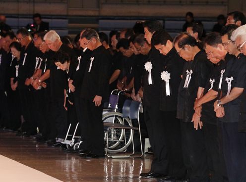 Photograph of the Prime Minister offering a silent prayer