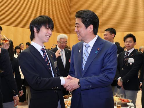 Photograph of the Prime Minister conversing with an athlete