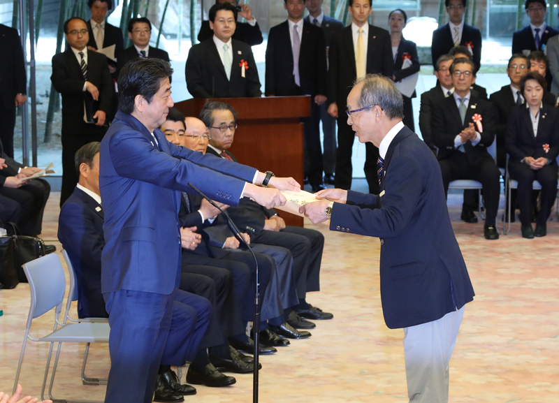 Photograph of the Prime Minister presenting a certificate of appreciation
