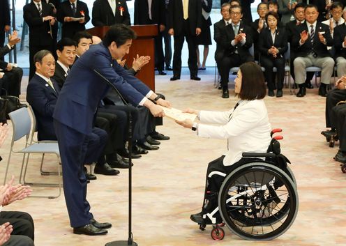 Photograph of the Prime Minister presenting a certificate of appreciation