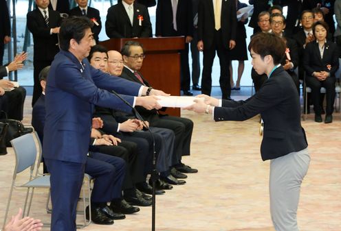 Photograph of the Prime Minister presenting a commemorative gift