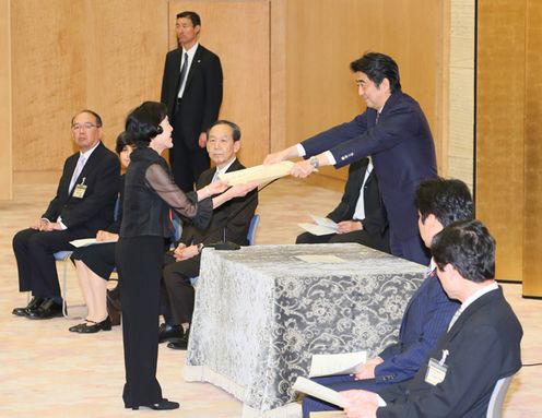 Photograph of the Prime Minister presenting a certificate of award