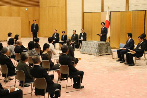 Photograph of the Prime Minister delivering a congratulatory address