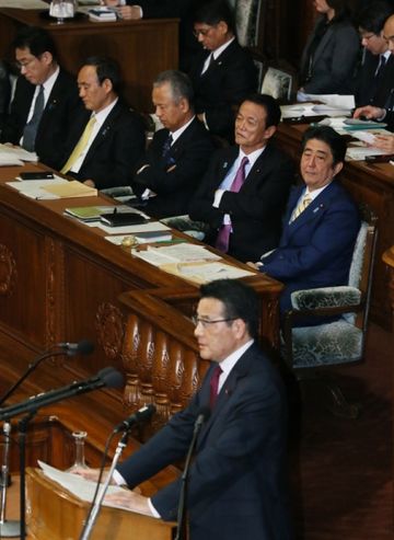 Photograph of the Prime Minister listening to a question