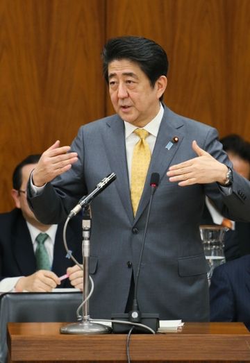 Photograph of the Prime Minister answering questions (1)