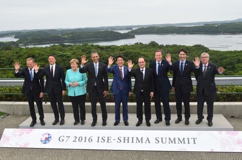 Photograph of the leaders’ commemorative photograph session (host photograph)