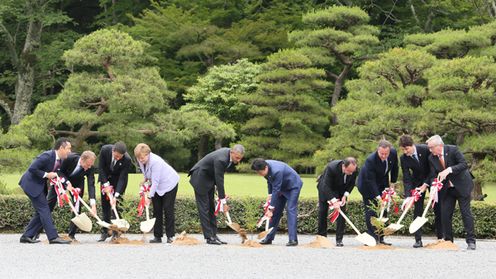 Photograph of the visit to Ise Jingu (1)