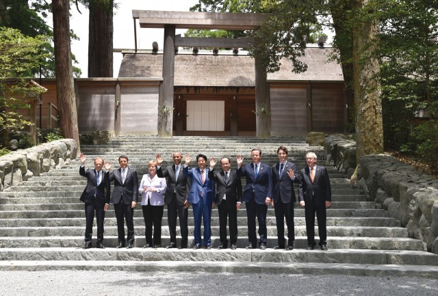 Photograph of the visit to Ise Jingu (2)(host photograph)