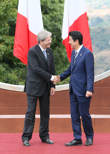 Photograph of the Prime Minister being welcomed by the Prime Minister of Italy