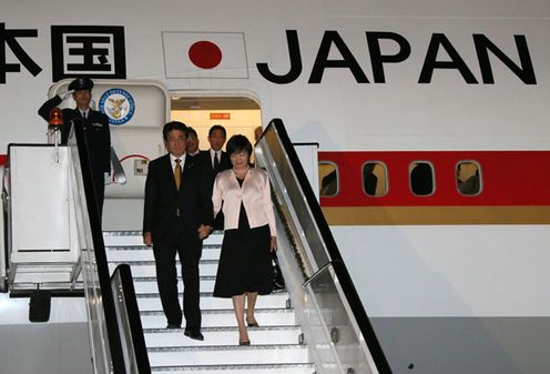 Photograph of the Prime Minister being welcomed at Jomo Kenyatta International Airport (1)