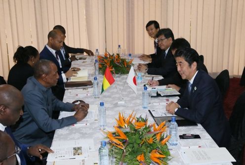 Photograph of the Japan-Guinea Summit Meeting