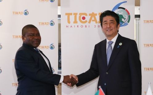 Photograph of Prime Minister Abe shaking hands with the President of Mozambique