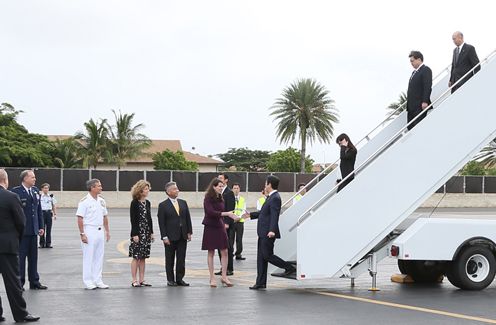 Photograph of the Prime Minister arriving in the United States (1)