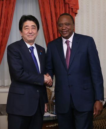 Photograph of the Prime Minister shaking hands with the President of Kenya