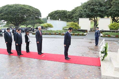 Photograph of the Prime Minister at the National Memorial Cemetery of the Pacific (2)